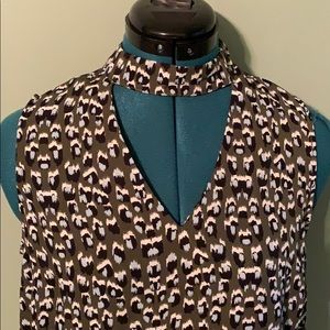 Sleeveless choke-cut out v-neck super styley shirt